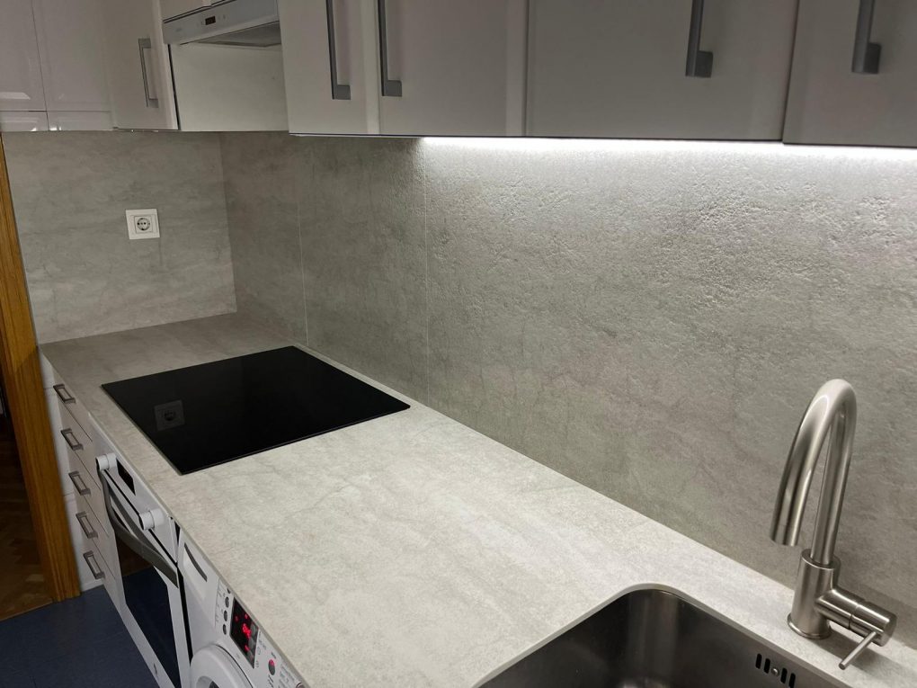 Renovación de encimera completa con frentes de pared