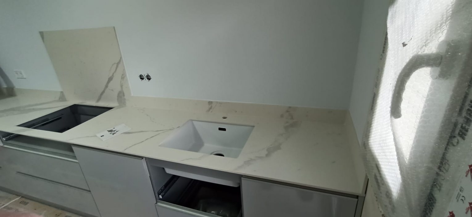 Encimera en blanco Calacatta (12mm) en cocina nueva